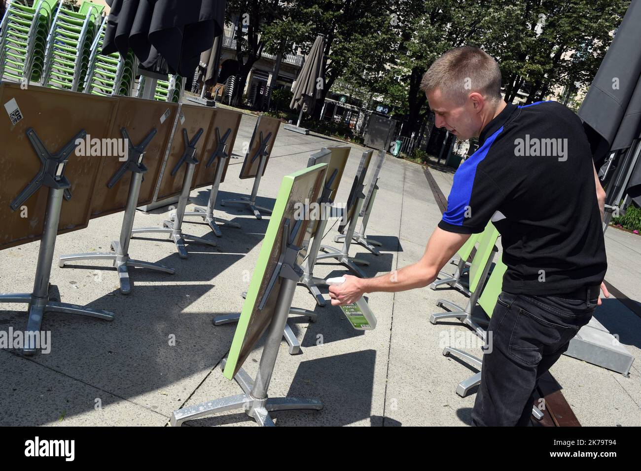 Saint-Etienne, France, 1er juin 2020. Préparation à l'ouverture de restaurants et de bars sur 2 juin lors de la définition liée à l'épidémie de covid 19 Banque D'Images