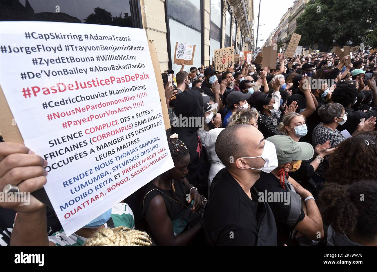 Des manifestants en souvenir de GEORGE FLOYD et Adama Traore (victime française) lors d'un rassemblement de Black Lives Matter. Banque D'Images