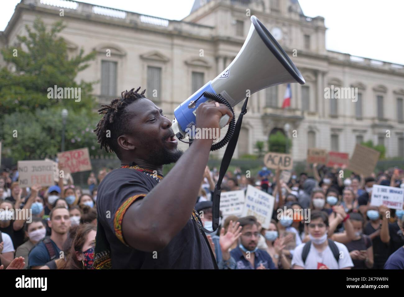 Scènes de la manifestation contre la violence policière et le racisme, en particulier à la mémoire de George Floyd et Adama Traore. De nombreux signes qui lisent : je ne peux pas respirer ou les vies noires comptent. Banque D'Images