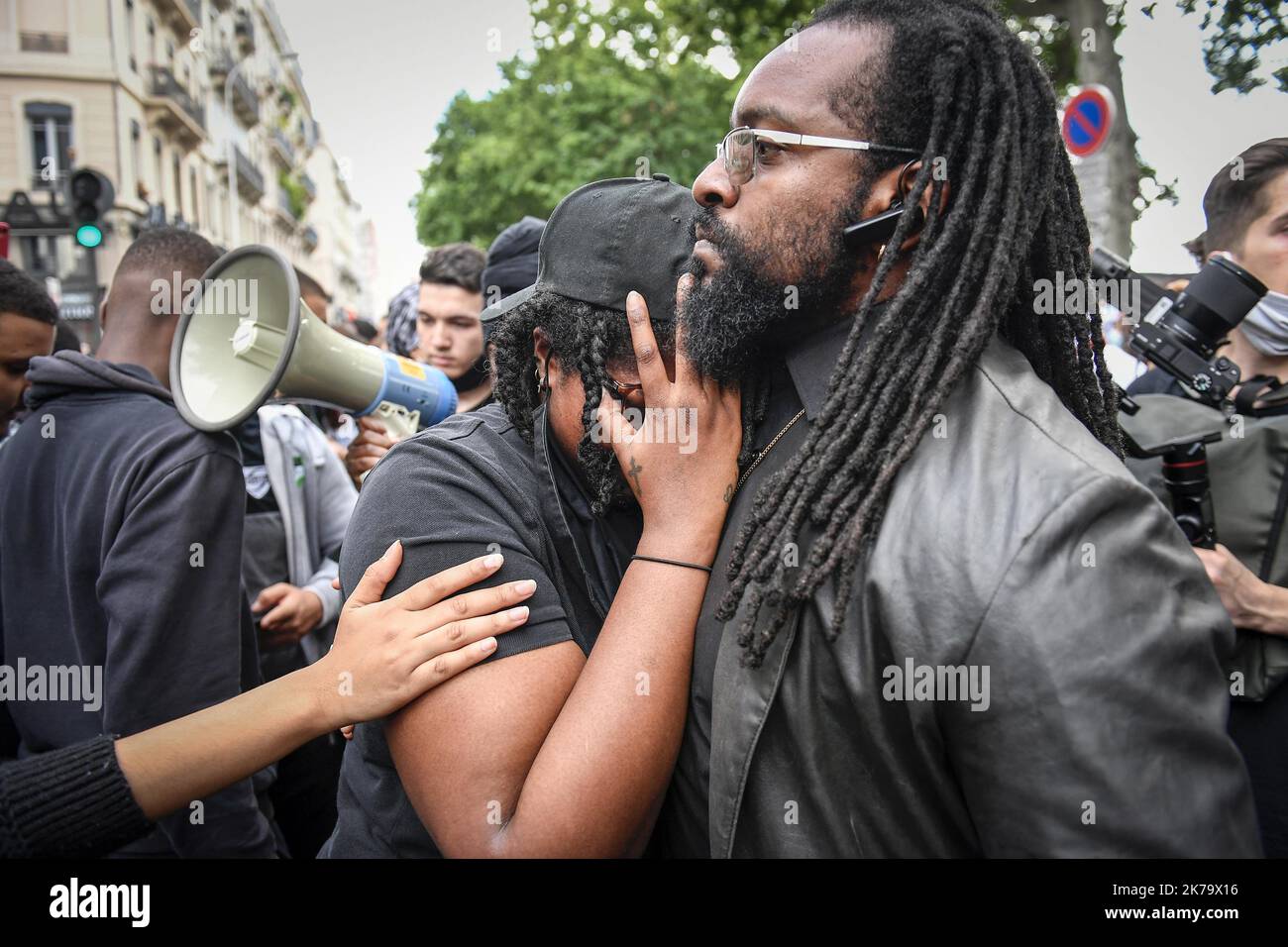 Â©PHOTOPQR/LE PROGRES/Joël PHILIPPON - Lyon 06/06/2020 - Manif anti-racisme Ã Lyon samedi 6 juin 2020 -la manif est terminus et Maud Pivert, la une des organistes, est en force, elle ne peu plus contenir son émotion. Manif anti-racisme à Lyon. Plusieurs milliers de personnes ont manifeste samedi Ã Lyon contre le racisme. - 2020/06/06. Manifestation en faveur des victimes Georges Floyd et Adama Traore et contre la violence policière et le racisme... Banque D'Images