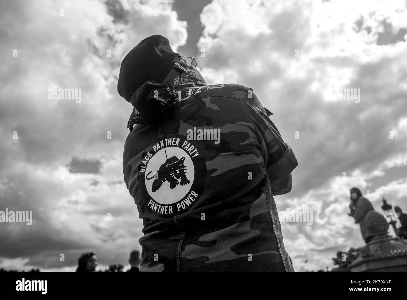 France / Ile-de-France (région) / Paris - Un homme avec une veste portant le logo des panthères noires regarde le ciel pendant le rassemblement contre la violence policière et le racisme à la place de la Concorde. De récentes enquêtes sur le racisme dans la police viennent d'être publiées dans la presse française et trouvent écho à la mort de George Floyd aux États-Unis. Dans de nombreux pays, des manifestations ont lieu en réponse à la mort de George Floyd, décédé lors de son arrestation par un policier blanc, Derek Chauvin, sur 25 mai 2020 à Minneapolis, Minnesota, aux États-Unis. Banque D'Images