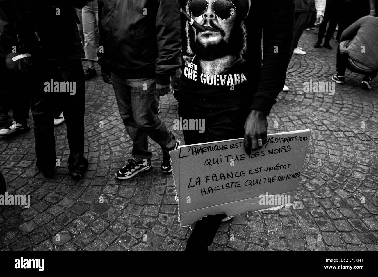 France / Ile-de-France (région) / Paris - rassemblement contre la violence policière et le racisme place de la concorde. De récentes enquêtes sur le racisme dans la police viennent d'être publiées dans la presse française et trouvent écho à la mort de George Floyd aux États-Unis. Dans de nombreux pays, des manifestations ont lieu en réponse à la mort de George Floyd, décédé lors de son arrestation par un policier blanc, Derek Chauvin, sur 25 mai 2020 à Minneapolis, Minnesota, aux États-Unis. Banque D'Images