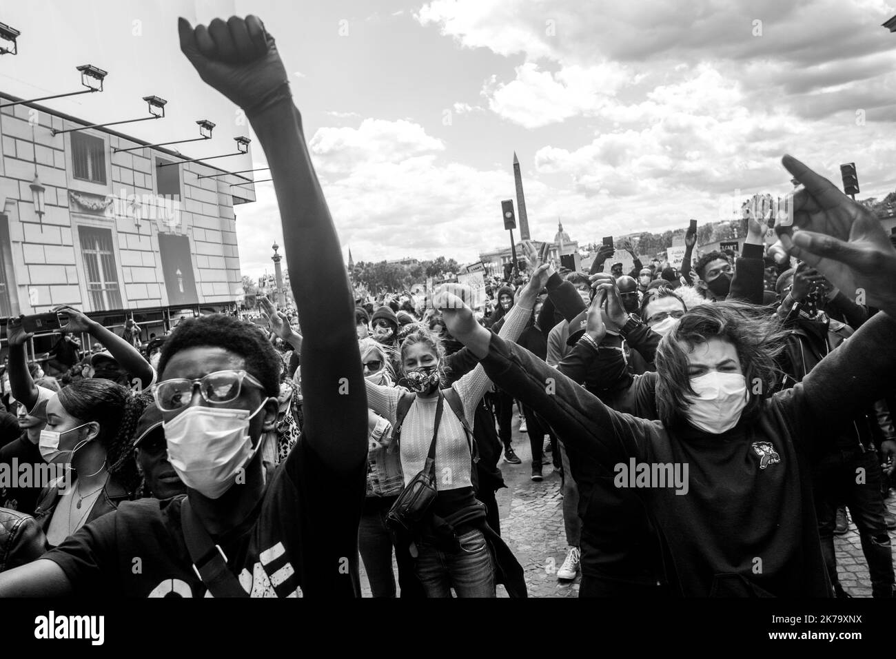 France / Ile-de-France (région) / Paris - les manifestants arrivent, les poings se sont levés lors du rassemblement contre la violence policière et le racisme à la place de la Concorde. De récentes enquêtes sur le racisme dans la police viennent d'être publiées dans la presse française et trouvent écho à la mort de George Floyd aux États-Unis. Dans de nombreux pays, des manifestations ont lieu en réponse à la mort de George Floyd, décédé lors de son arrestation par un policier blanc, Derek Chauvin, sur 25 mai 2020 à Minneapolis, Minnesota, aux États-Unis. Banque D'Images