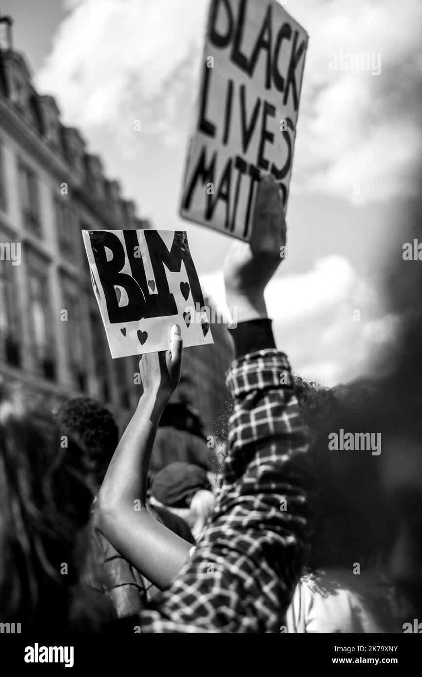 France / Ile-de-France (région) / Paris - des pancartes noires des vies sont soulevées dans les airs lors d'un rassemblement contre la violence policière et le racisme place de la concorde. De récentes enquêtes sur le racisme dans la police viennent d'être publiées dans la presse française et trouvent écho à la mort de George Floyd aux États-Unis. Dans de nombreux pays, des manifestations ont lieu en réponse à la mort de George Floyd, décédé lors de son arrestation par un policier blanc, Derek Chauvin, sur 25 mai 2020 à Minneapolis, Minnesota, aux États-Unis. Banque D'Images