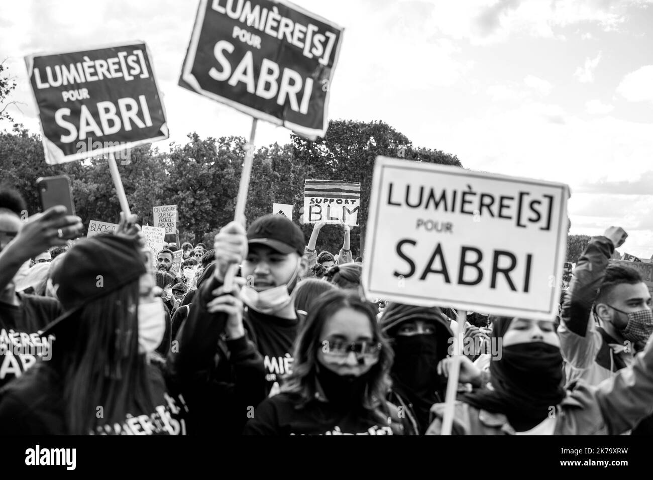 France / Ile-de-France (région) / Paris - des manifestants avec des placards, des lumières pour Sabri lors d'un rassemblement contre la violence policière et le racisme sur le champ de Mars. De récentes enquêtes sur le racisme dans la police viennent d'être publiées dans la presse française et trouvent écho à la mort de George Floyd aux États-Unis. Dans de nombreux pays, des manifestations ont lieu en réponse à la mort de George Floyd, décédé lors de son arrestation par un policier blanc, Derek Chauvin, sur 25 mai 2020 à Minneapolis, Minnesota, aux États-Unis. Banque D'Images