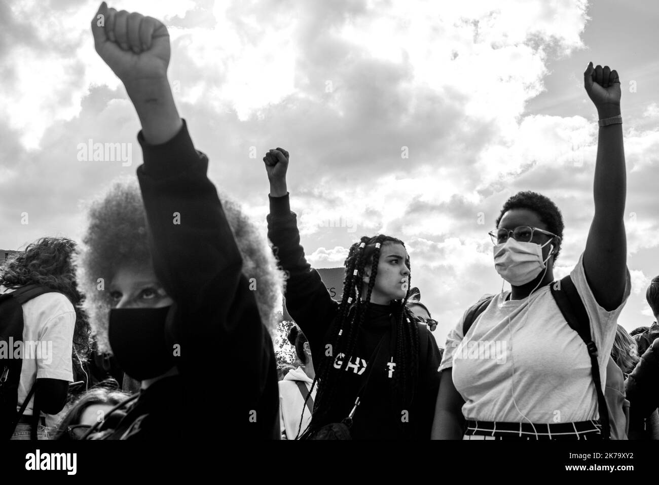 France / Ile-de-France (région) / Paris - les manifestants élèvent leurs poings en l'air et s'agenouillent sur le terrain pour rendre hommage à George Floyd lors d'un rassemblement contre la violence policière et le racisme sur le champ de Mars. George Floyd est mort lors de son arrestation par un policier blanc, Derek Chauvin, 25 mai 2020 à Minneapolis, Minnesota, aux États-Unis. De récentes enquêtes sur le racisme dans la police viennent d'être publiées dans la presse française et trouvent écho à la mort de George Floyd aux États-Unis. Dans de nombreux pays, des manifestations ont lieu en réponse à la mort de George Floyd. Banque D'Images