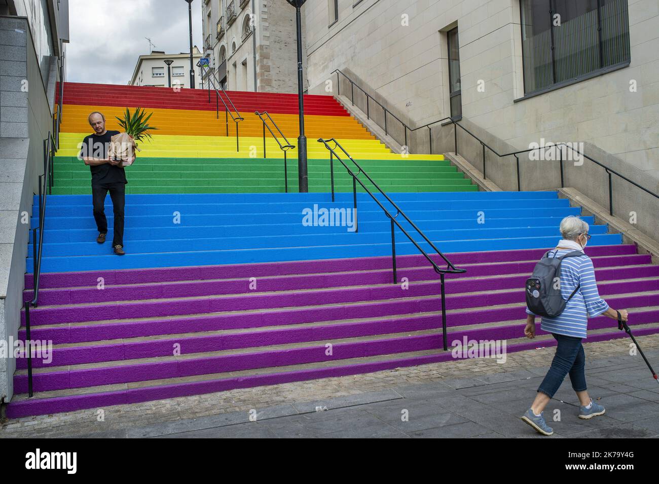 Nantes; 06/08/2020; LGBT. Après les dégradations successives, les marches des prides de Nantes, escalier de la rue de Beaurepaire, viennent d'être repeintes dans les couleurs du combat homosexuel par les militants de Nosig-LGBT pour le mois de la fierté. Photo Olivier Lanrivain Banque D'Images