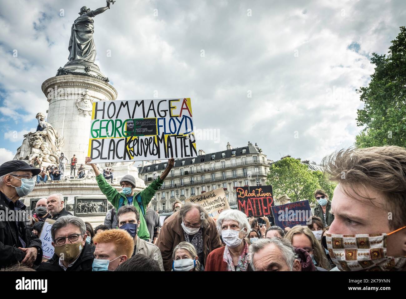 France / Ile-de-France (région) / Paris - Mardi, 9 juin 2020 : Le jour des funérailles de George Floyd aux États-Unis, asphyxiées par un policier sur 25 mai 2020, quelques milliers de personnes se sont rendus à la place de la République à Paris pour rendre hommage à l'appel de SOS racisme. Banque D'Images