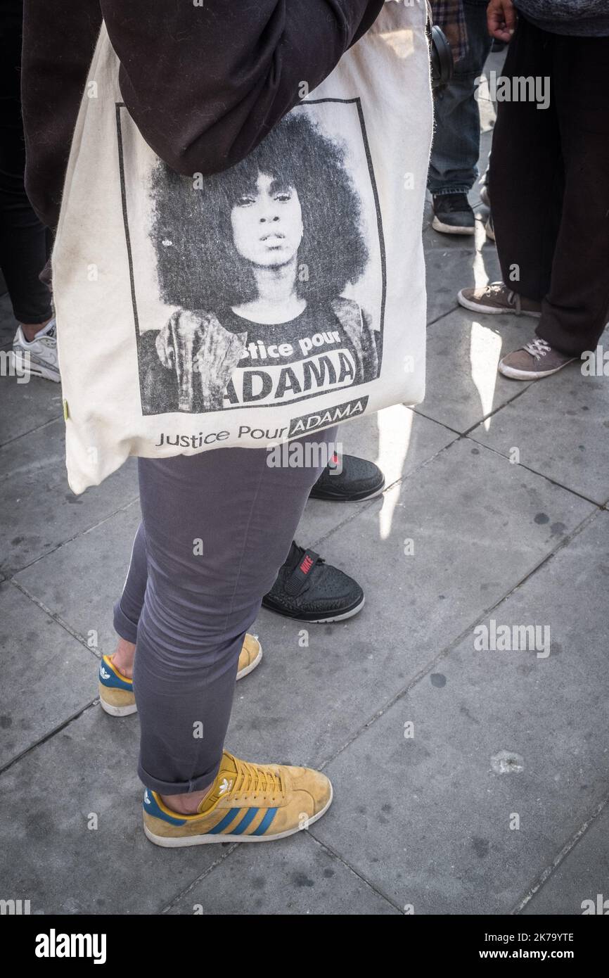 France / Ile-de-France (région) / Paris - Mardi, 9 juin 2020 : Le jour des funérailles de George Floyd aux États-Unis, asphyxiées par un policier sur 25 mai 2020, quelques milliers de personnes se sont rendus à la place de la République à Paris pour rendre hommage à l'appel de SOS racisme. Banque D'Images
