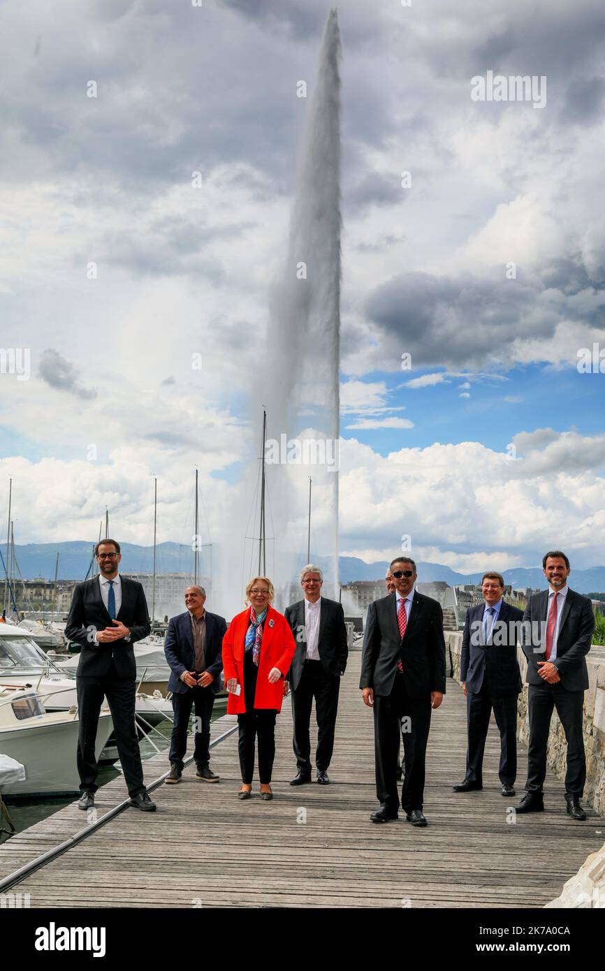 Â©PHOTOPQR/LE DAUPHINE/Grégory YETCHMENIZA ; GenÃ¨ve ; 11/06/2020 ; Grégory YETCHMENIZA / LE DAUPHINE LIBERE / Photoqr GENÈVE (SUISSE) LE 11 JUIN 2020 LE 20 MARS 2020, LE JET D'EAU A ETE MIS A L'ARRET. THIS MESURE VISAIT A INCARNER L'APPLICATION DES MESURES SANITAIRES RECOMMANDEES. AUJOURD'HUI POUR LA REMISE EN ROUTE DE CE MONUMENT D'EAU PRÉSENTE, ANTONIO HODGERS, PRÉSIDENT DU CONSEIL D'ETAT, LE DR TEDROS ADHANOM GHEBREYESUS, DIRECTEUR GÉNÉRAL DE L'OMS, MME TATIANA VALOVAYA, DIRECTEUR GÉNÉRAL DE L'OFFICE DES REPRÉSENTANTS DE LA CONFÉDÉRATION DES NATIONS. Banque D'Images