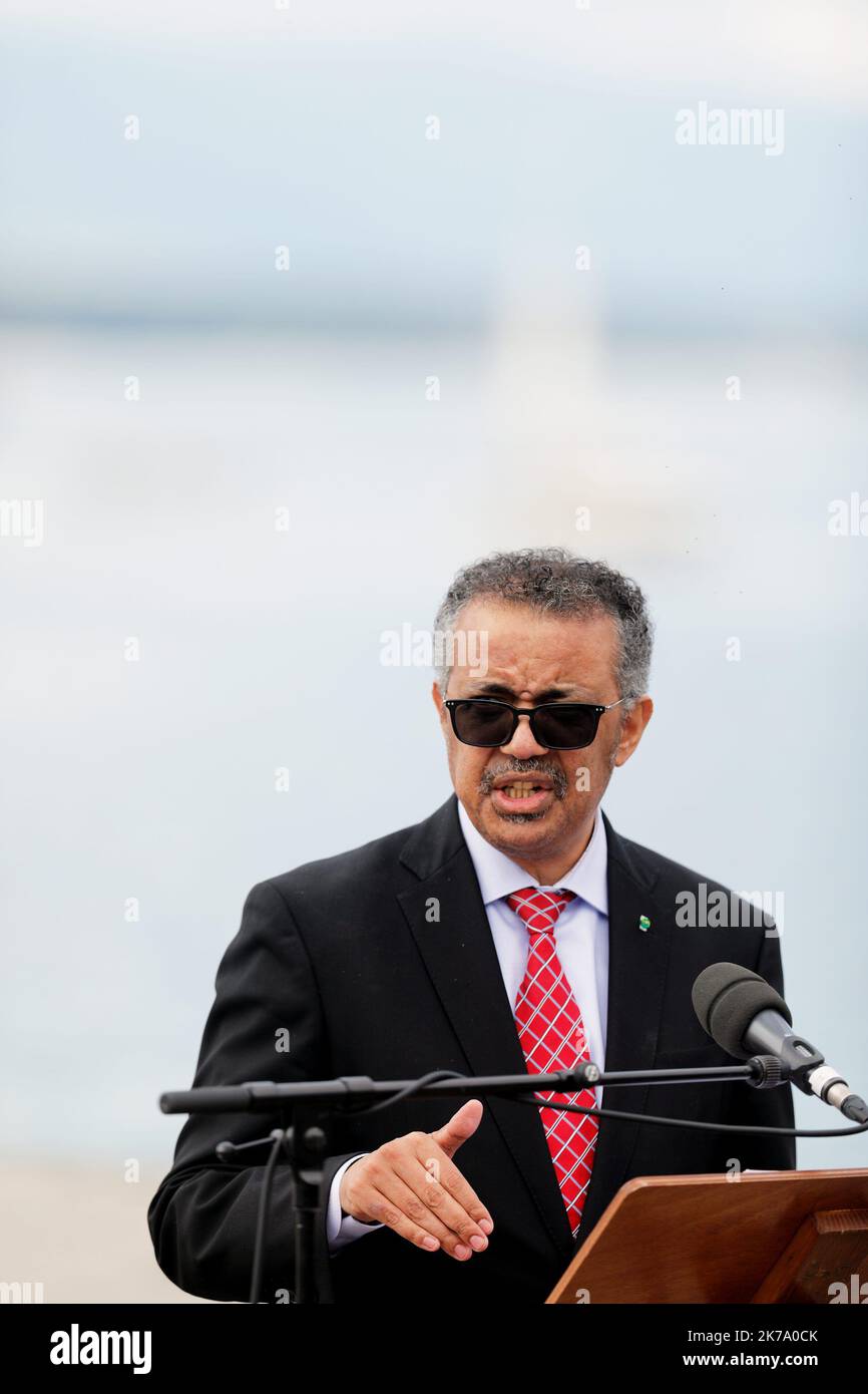 Â©PHOTOPQR/LE DAUPHINE/Grégory YETCHMENIZA ; GenÃ¨ve ; 11/06/2020 ; Grégory YETCHMENIZA / LE DAUPHINE LIBERE / Photoqr GENÈVE (SUISSE) LE 11 JUIN 2020 LE 20 MARS 2020, LE JET D'EAU A ETE MIS A L'ARRET. THIS MESURE VISAIT A INCARNER L'APPLICATION DES MESURES SANITAIRES RECOMMANDEES. AUJOURD'HUI POUR LA REMISE EN ROUTE DE CE MONUMENT D'EAU PRÉSENTE, ANTONIO HODGERS, PRÉSIDENT DU CONSEIL D'ETAT, LE DR TEDROS ADHANOM GHEBREYESUS, DIRECTEUR GÉNÉRAL DE L'OMS, MME TATIANA VALOVAYA, DIRECTEUR GÉNÉRAL DE L'OFFICE DES REPRÉSENTANTS DE LA CONFÉDÉRATION DES NATIONS. Banque D'Images