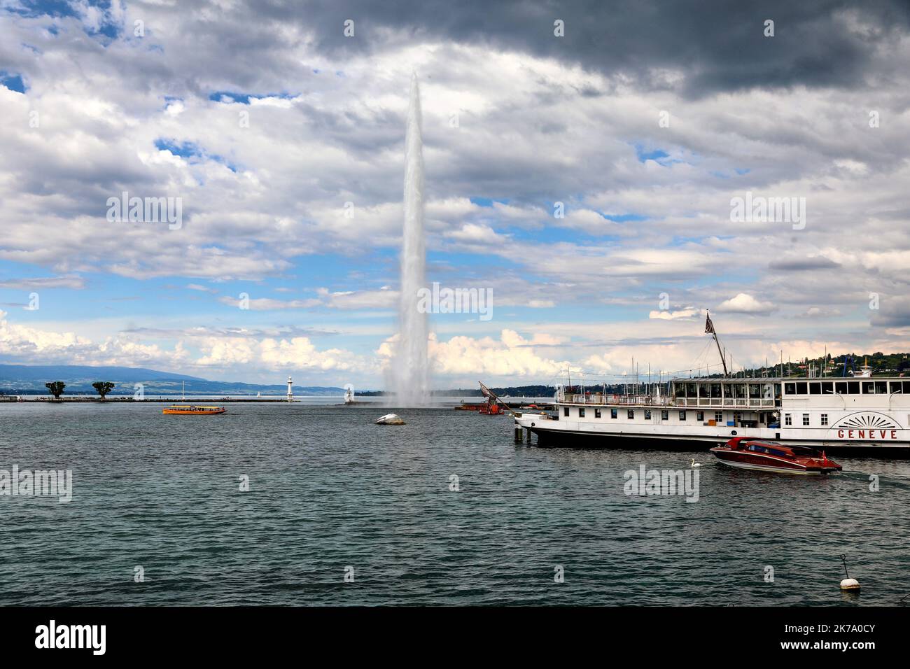 Â©PHOTOPQR/LE DAUPHINE/Grégory YETCHMENIZA ; GenÃ¨ve ; 11/06/2020 ; Grégory YETCHMENIZA / LE DAUPHINE LIBERE / Photoqr GENÈVE (SUISSE) LE 11 JUIN 2020 LE 20 MARS 2020, LE JET D'EAU A ETE MIS A L'ARRET. THIS MESURE VISAIT A INCARNER L'APPLICATION DES MESURES SANITAIRES RECOMMANDEES. AUJOURD'HUI POUR LA REMISE EN ROUTE DE CE MONUMENT D'EAU PRÉSENTE, ANTONIO HODGERS, PRÉSIDENT DU CONSEIL D'ETAT, LE DR TEDROS ADHANOM GHEBREYESUS, DIRECTEUR GÉNÉRAL DE L'OMS, MME TATIANA VALOVAYA, DIRECTEUR GÉNÉRAL DE L'OFFICE DES REPRÉSENTANTS DE LA CONFÉDÉRATION DES NATIONS. Banque D'Images