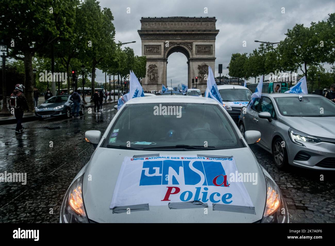 Â Michael Bunel / le Pictorium / MAXPPP - Michael Bunel / le Pictorium - 12/06/2020 - France / Ile-de-France / Paris - Descente en voiture de l'avenue des champs Elysées. Les voitures ont des affiches avec les images de policiers qui s'agitent avec le fait que de nombreux drateaux du syndicat Alliance. Manifestation de policiers expulsés les champs Elysées juste sur la place Beauvau ou se trouer le ministere de l'Intereur. Ils sont manifestement contre les mesures priment par Christophe Castaner, ministre de l'intérieur. 12 juin 2020. Paris, France. / 12/06/2020 - France / Ile-de-France (région) / Paris Banque D'Images