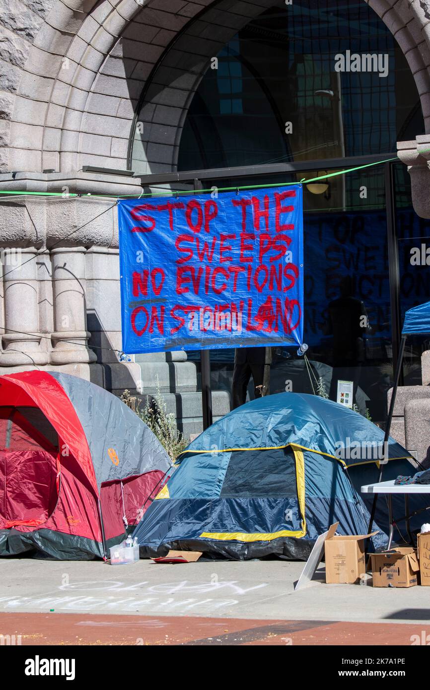 Minneapolis, Minnesota. Les sans-abri et les défenseurs des droits ont installé leurs tentes et organisé un rassemblement à l'extérieur de l'hôtel de ville où ils demandent un moratoire Banque D'Images