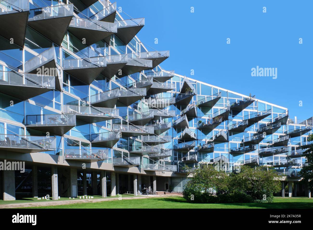 Copenhague, Danemark - septembre 2022 : Maisons VM avec balcons triangulaires modernes, conçues par JDS et Bjarke Ingels Group, quartier d'Orestad Banque D'Images