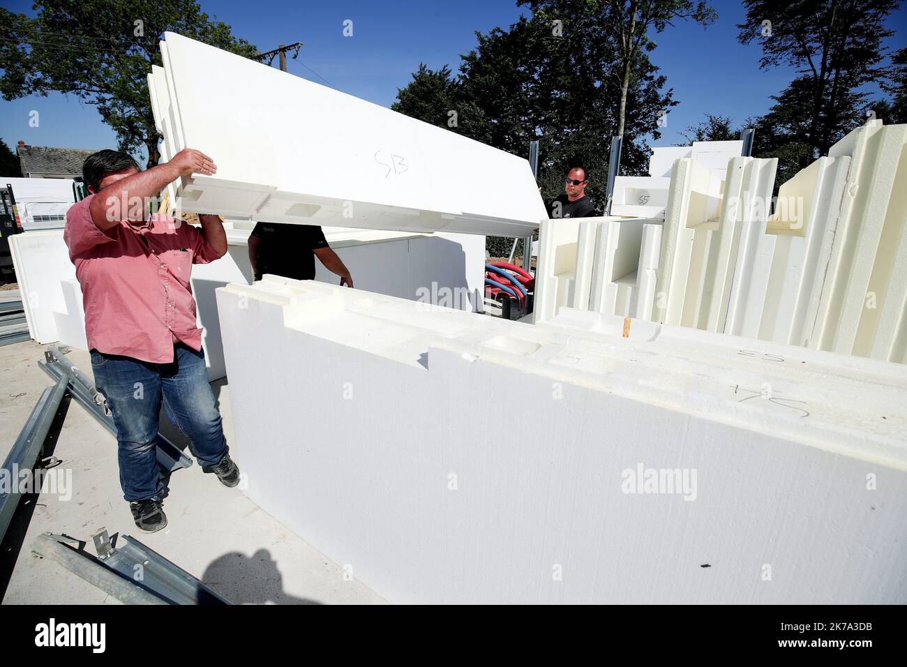 Construction de la première maison en polystyrène. Banque D'Images