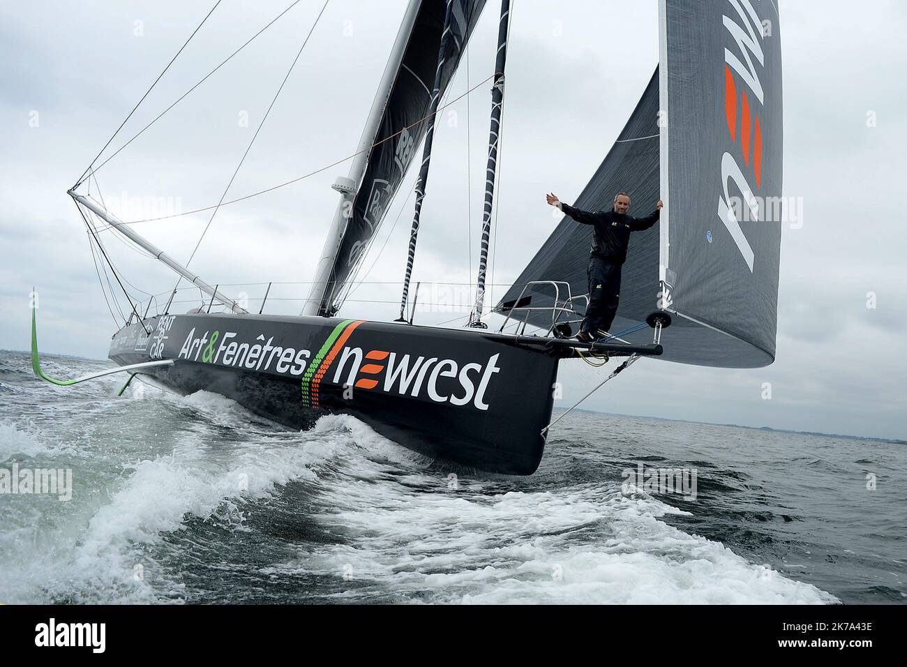 Â©PHOTOPQR/OUEST FRANCE/Marc OLLIVIER ; la Trinité-sur-Mer ; 26/06/2020 ; le navigateur Fabrice Amedeo lors de sa préparation du Vendéé Globe 2020 dans la baie de Quiberon - depuis 2018, il est le skipper d'un IMIFLES Newrest - Art & OCA FenÃªtres - 2020/06/29. Le navigateur Fabrice Amedeo embarque dans ses courses offshore un capteur de micro-plastiques Banque D'Images