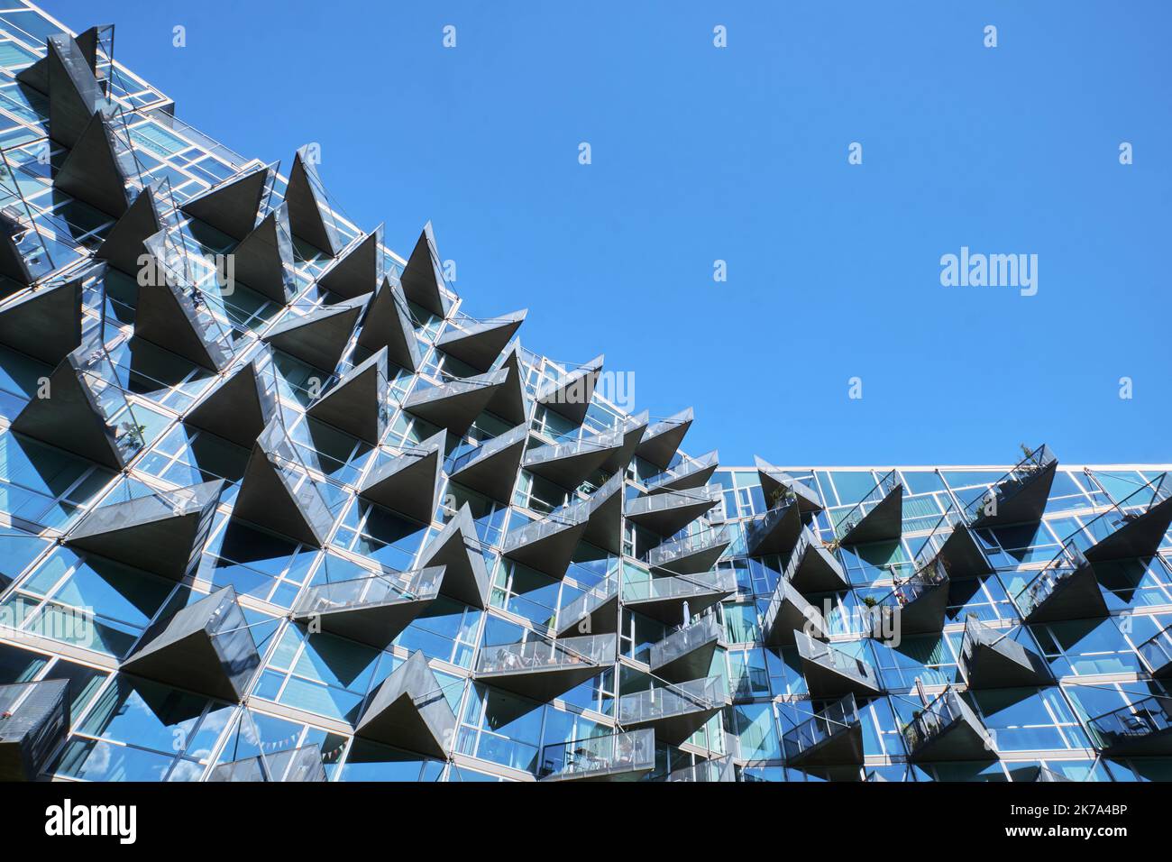 Copenhague, Danemark - septembre 2022 : Maisons VM avec balcons triangulaires modernes, conçues par JDS et Bjarke Ingels Group, quartier d'Orestad Banque D'Images