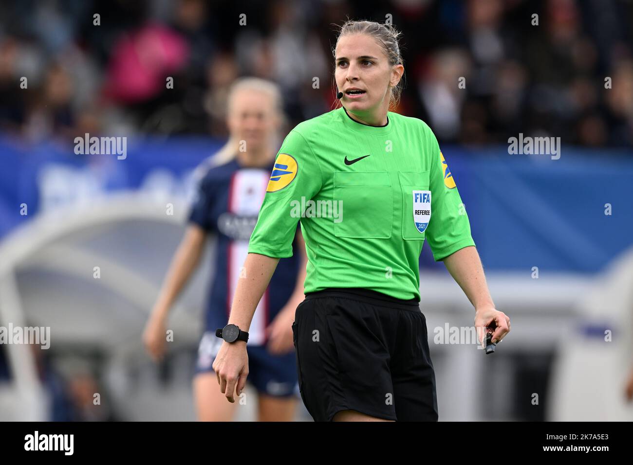 PARIS - Referee Victoria Becker lors du match de la Division française 1 entre Paris Saint-Germain et Dijon FCO au Stade Georges Lefevre à Paris sur 15 octobre 2022 à Paris, France. ANP | hauteur néerlandaise | Gerrit van Keulen Banque D'Images