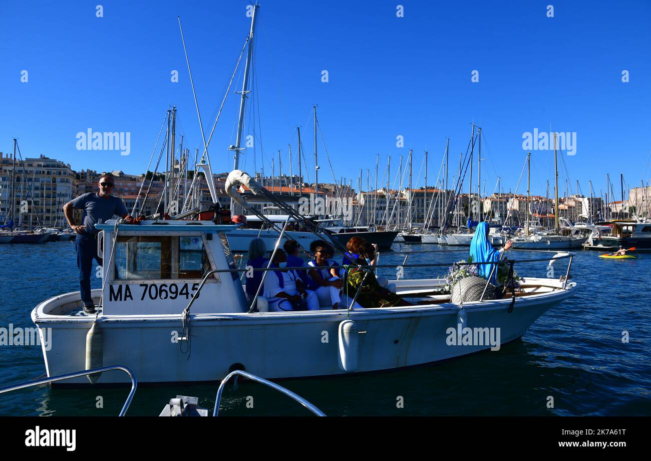 Â©PHOTOPQR/LA PROVENCE/GEORGES ROBERT ; Marseille ; 05/07/2020 ; FÃªte de notre Dame Etoile de la mer, de Saint Pierre et Saint Paul avec la Bénédiction des bateaux en mer par le PÃ¨re Ottonello. Au retour, une procession a eu lieu depuis le quai de la mairie jusquâ€™Ã©lise Saint Laurent oÃ¹ a eu lieu une messe. - 2020/07/05. Fête de notre Dame étoile de la mer, de Saint Pierre et Saint Paul avec la bénédiction des navires en mer par le Père Ottonello. Banque D'Images