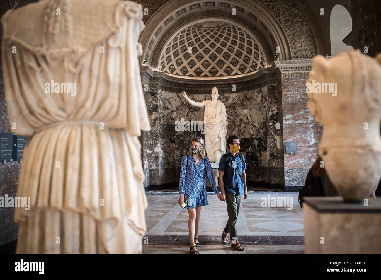 / 06/07/2020 - France / Ile-de-France (région) / Paris - Paris, 6 juillet 2020. Trois mois et demi après sa fermeture en raison d'une crise sanitaire, le Musée du Louvre ouvre de nouveau ses portes au public... masqué. Banque D'Images