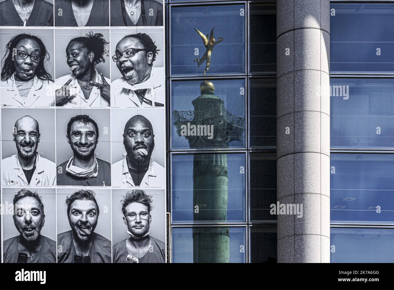 Une installation par les artistes français de rue JR, composée de portraits de personnel médical, orne la façade de l'Opéra Bastille, ainsi que le message « Merci à nos professionnels de la santé », en hommage aux professionnels de la santé qui ont contribué à la lutte contre le coronavirus (Covid-19) Banque D'Images