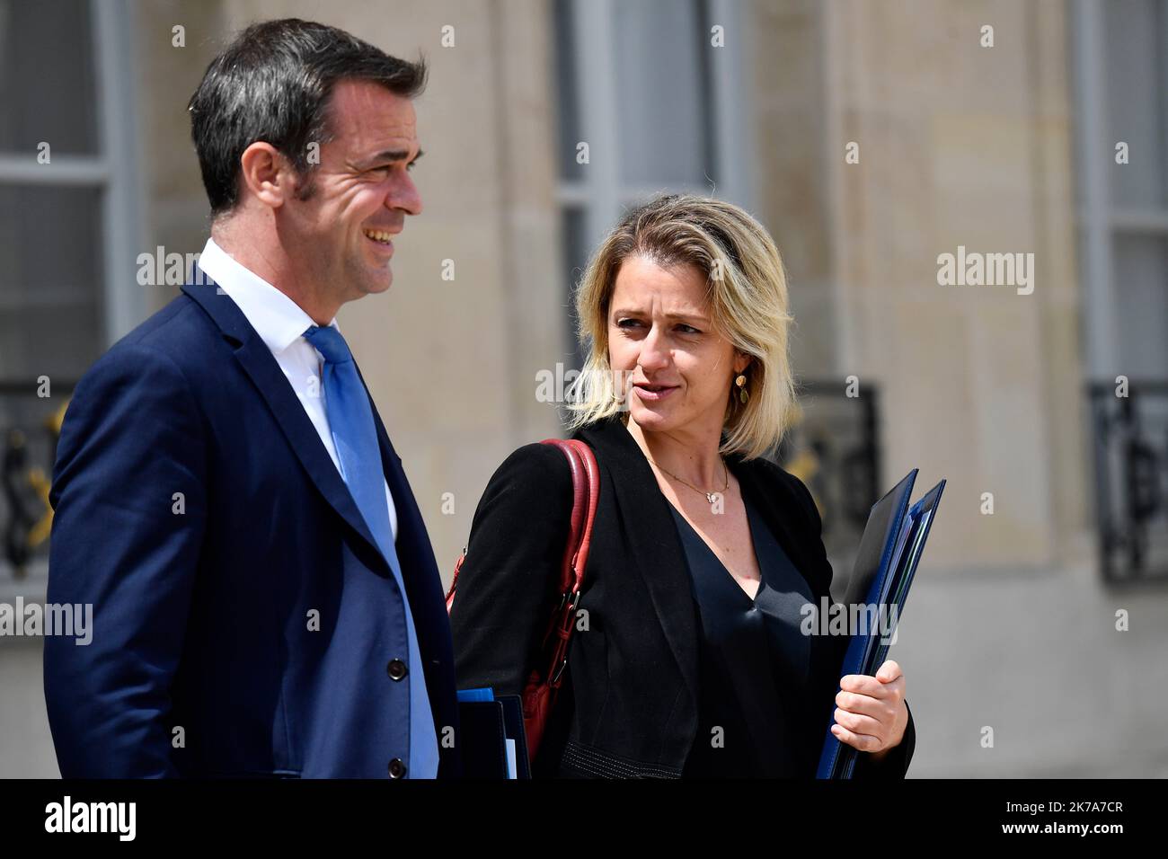 Mme Barbara Pompili, ministre de la transition écologique, et M. Olivier Veran, ministre de la solidarité et de la Santé à la sortie du Conseil des ministres. Banque D'Images