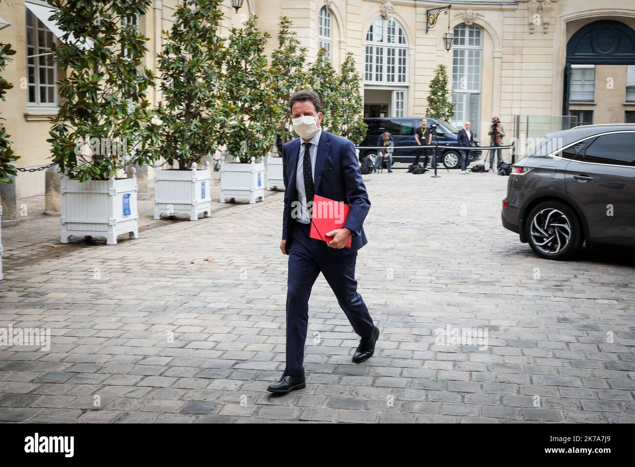 Â©THOMAS PADILLA/MAXPPP - 17/07/2020 ; PARIS, FRANCE ; LE PREMIER MINISTRE RECOIT LES PARTENAIRES SOCIAUX A L' OCCASION DE LA CONFÉRENCE DU DIALOGUE SOCIAL A L' HOTEL DE MATIGNON. GEOFFROY ROUX DE BEZIEUX, MEDEF. - 2020/07/17. LE PREMIER MINISTRE REÇOIT LES PARTENAIRES SOCIAUX POUR LA CONFÉRENCE DU DIALOGUE SOCIAL À L'HÔTEL DE MATIGNON. Banque D'Images