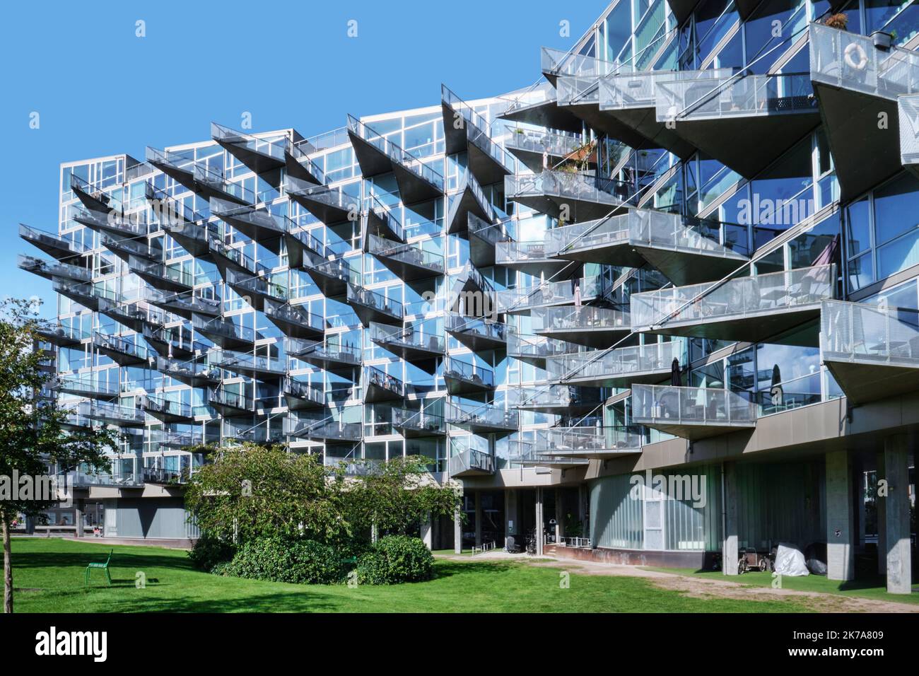 Copenhague, Danemark - septembre 2022 : Maisons VM avec balcons triangulaires modernes, conçues par JDS et Bjarke Ingels Group, quartier d'Orestad Banque D'Images