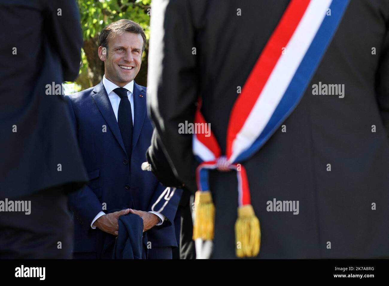 @ Pool/ Stephane Lemouton / Maxppp, France, Chambord, le 22 juillet 2020. Le président français Emmanuel Macron à l'issue de la présentation de l'opération 'quartier d'été 2020' par six associations implées, au château de Chambord, Loir et cher, France. Le 22 juillet 2020 - Chambord, France, juillet 22nd 2020 - le Président français Emmanuel Macron avec des jeunes dans le cadre de sa visite sur le thème des "vacances éducatives" au château de Chambord, France, 22 juillet 2020. Banque D'Images