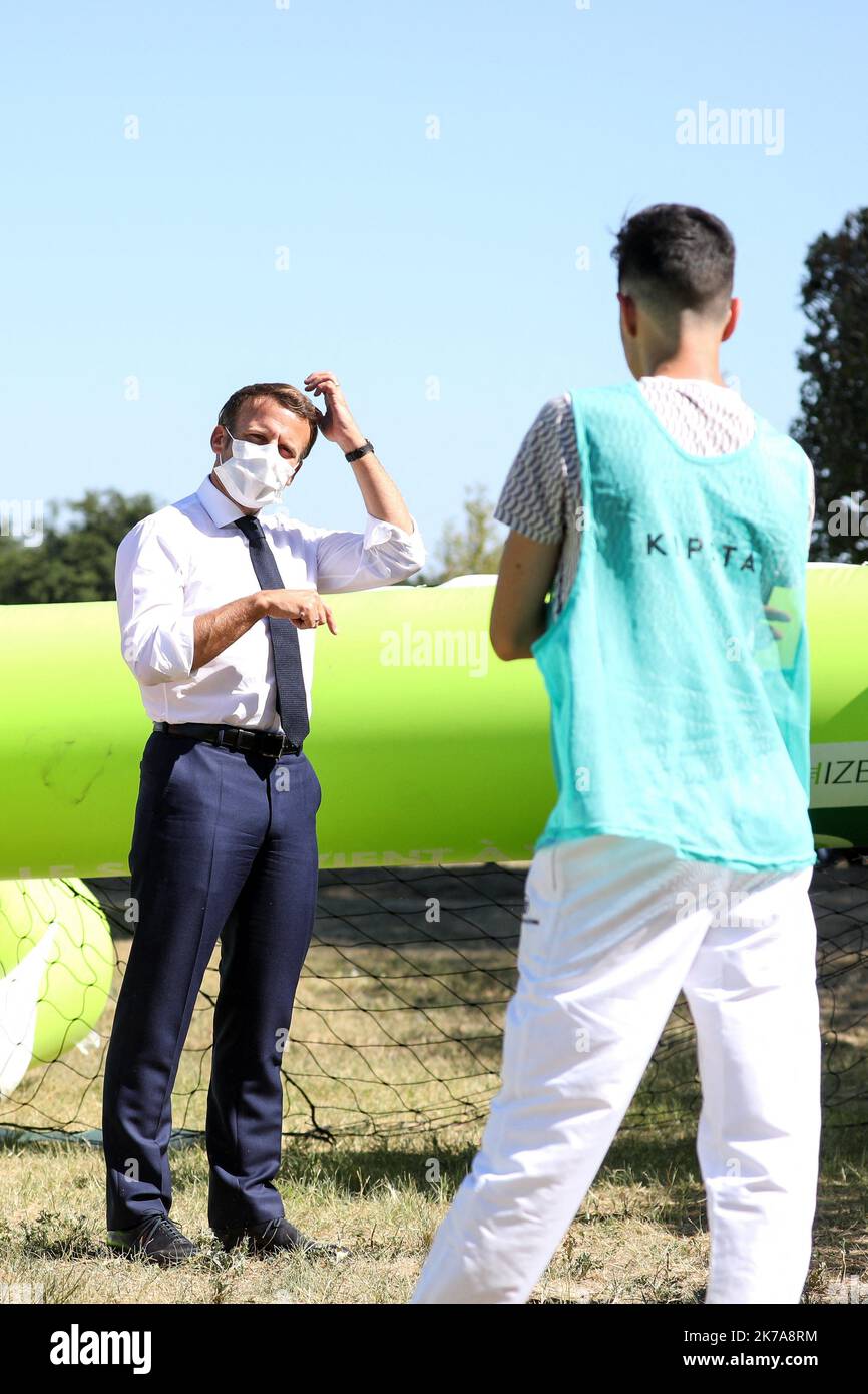 @ Pool/ Stephane Lemouton / Maxppp, France, Chambord, le 22 juillet 2020. Le président français Emmanuel Macron à l'issue de la présentation de l'opération 'quartier d'été 2020' par six associations implées, au château de Chambord, Loir et cher, France. Le 22 juillet 2020 - Chambord, France, juillet 22nd 2020 - le Président français Emmanuel Macron avec des jeunes dans le cadre de sa visite sur le thème des "vacances éducatives" au château de Chambord, France, 22 juillet 2020. Banque D'Images