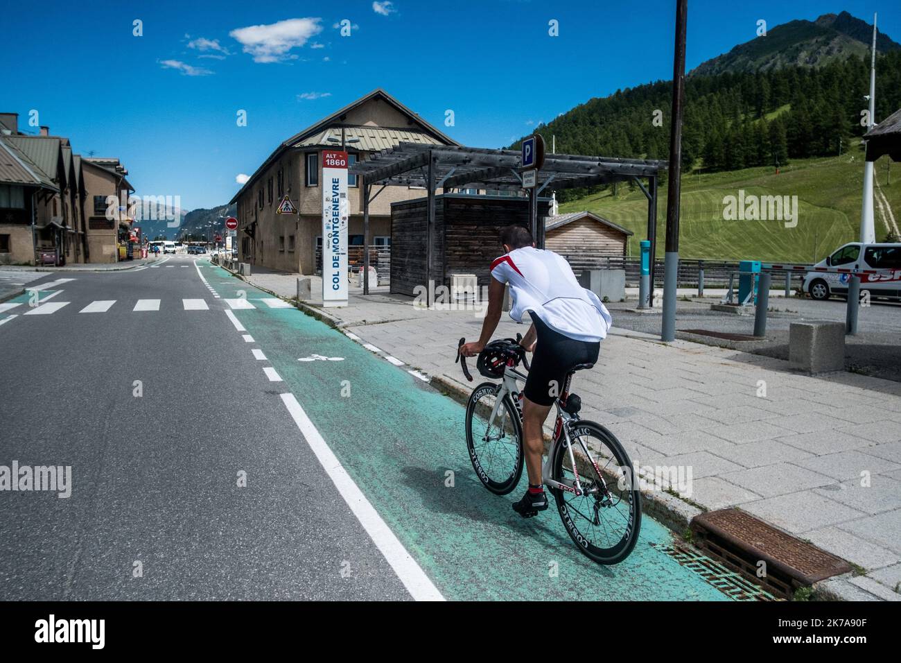 ©Michael Bunel / le Pictorium/MAXPPP - Michael Bunel / le Pictorium - 09/07/2020 - France / Provence-Alpes-Côte d'Azur - Illustration, un cycliste arrive au sommet du col de Montgenevre. Pour la deuxième année consécutive, je suis le parcours de deux jeunes parisiens, christopher et Edouard sur le GR5. Ils ont des repartis de Modane ou ils etaent arrive l'annee derniere pour se rendre jusqu'à Saint Paul sur Ubaye. Un parcours d'une centaine de kilomètres entre Savoie et Hautes Alpes / 09/07/2020 - France / Provence-Alpes-Côte d'Azur - Illustration, un cycliste arrive au sommet du Col de Banque D'Images