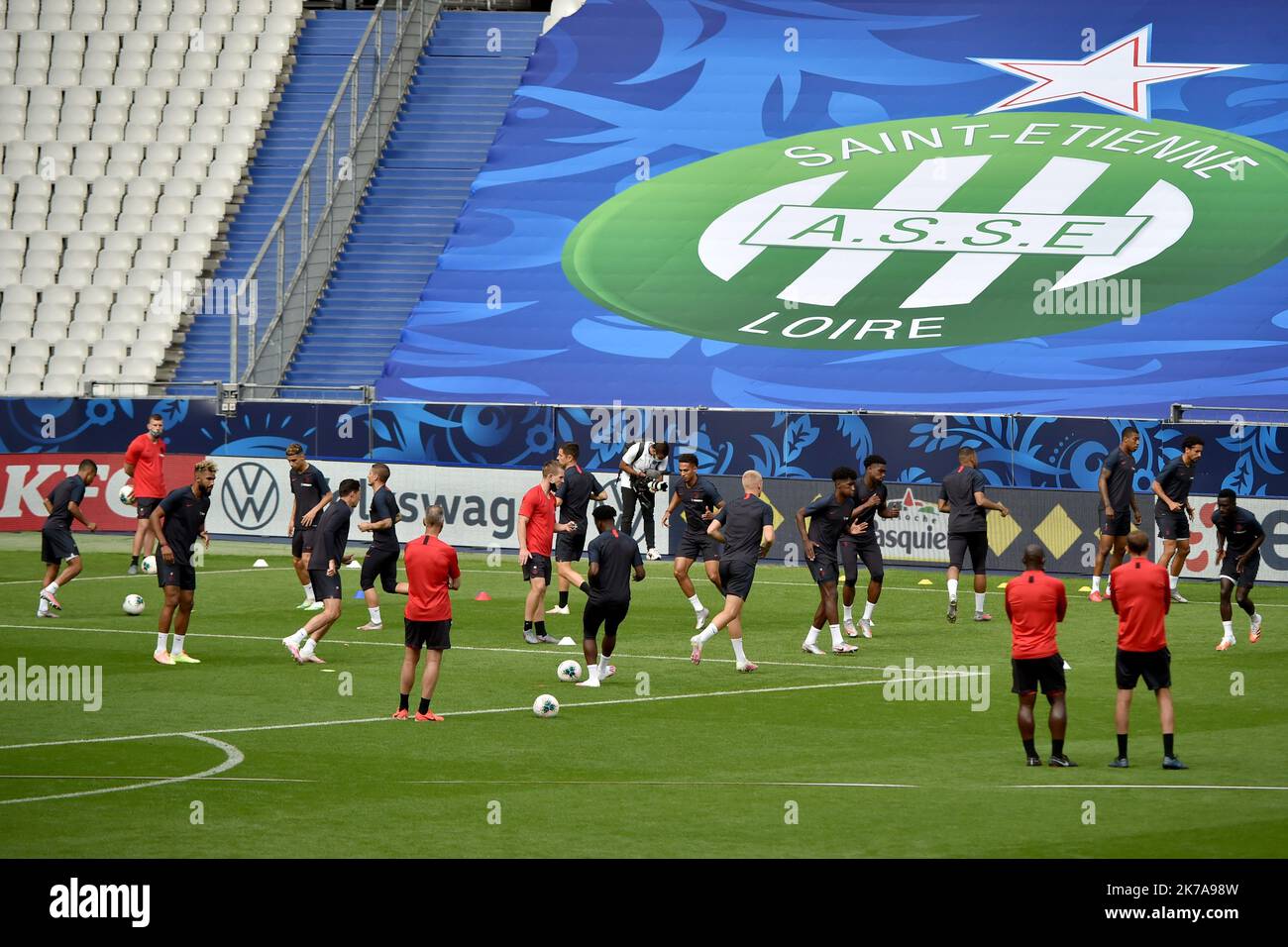 ©PHOTOPQR/LE PROGRES/Rémy PERRIN - Saint-Denis 23/07/2020 - finale de la coupe de France de football -entrée du PSG avant match PSG Paris VS ASSE Saint-Etienne en finale de la coupe de France au Stade de France. Le groupe parisien sous le logo de l'ASSE - 2020/07/23. Formation PSG avant le match PSG Paris VS ASSE Saint-Etienne lors de la finale coupe de France au Stade de France. Banque D'Images