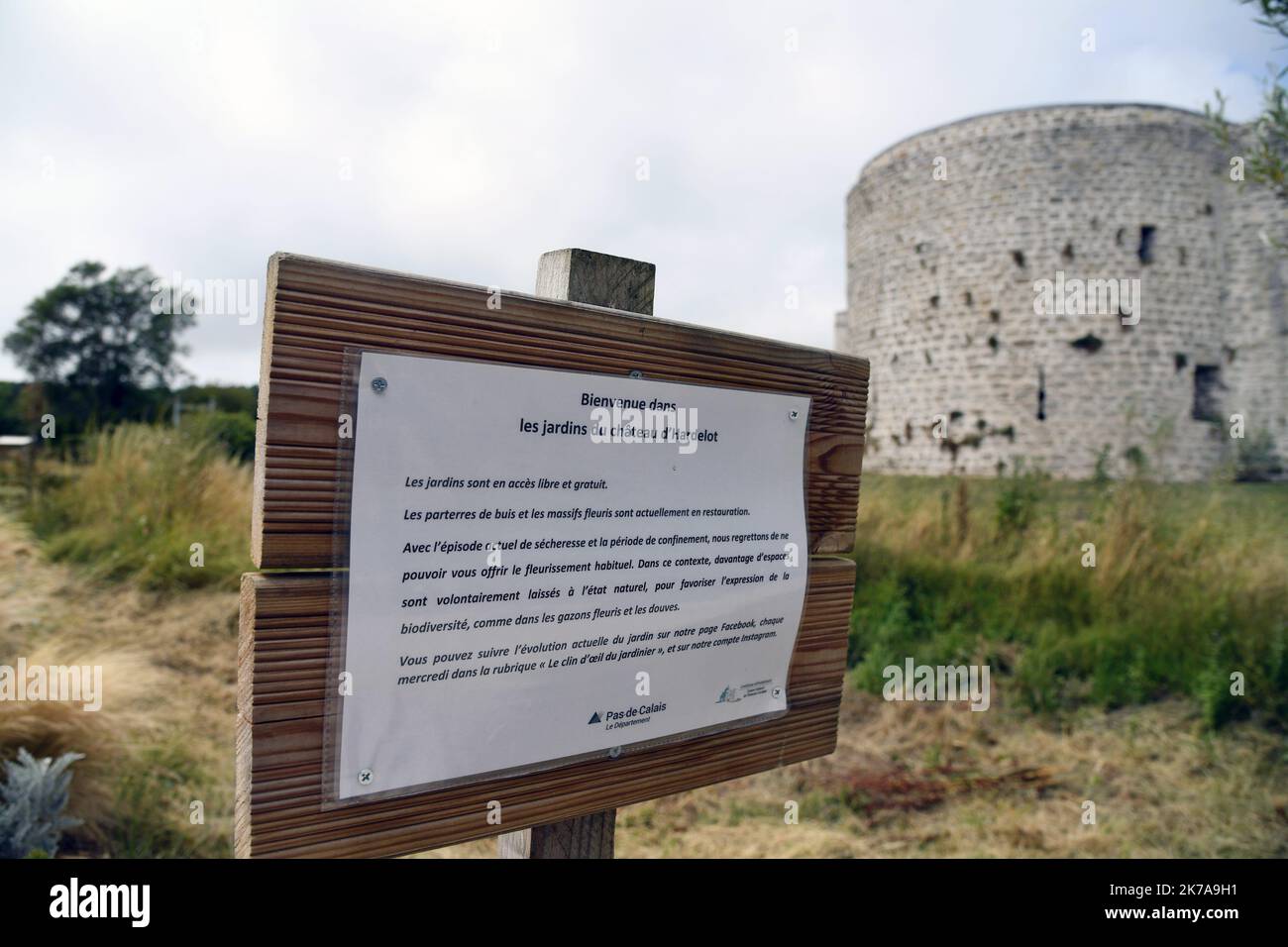 ©PHOTOPQR/VOIX DU NORD/1 ; 24/07/2020 ; Condette, le 24/07/2020, visite du Château d'Hardelot, centre culturel de l'Entente cordiale à Condette PHOTO ZACK AJILI LA VOIX DU NORD - Château de Hardelot, connu localement sous le nom de Château d'Hardelot, se trouve dans un champ à côté du village de Condette, dans le pas-de-Calais en France. Le château a été pris et repris plusieurs fois par les Français, les Anglais et les Bourguignons. Au 17th siècle, le Cardinal Richelieu fit démonter le château de Hardelot et le château devint une ferme. Banque D'Images