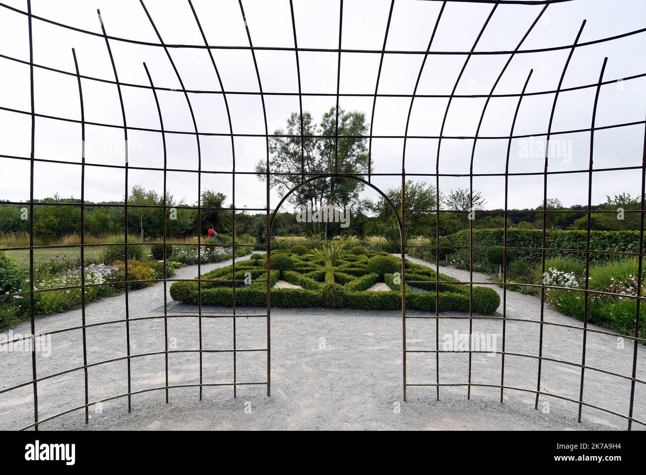 ©PHOTOPQR/VOIX DU NORD/1 ; 24/07/2020 ; Condette, le 24/07/2020, visite du Château d'Hardelot, centre culturel de l'Entente cordiale à Condette PHOTO ZACK AJILI LA VOIX DU NORD - Château de Hardelot, connu localement sous le nom de Château d'Hardelot, se trouve dans un champ à côté du village de Condette, dans le pas-de-Calais en France. Le château a été pris et repris plusieurs fois par les Français, les Anglais et les Bourguignons. Au 17th siècle, le Cardinal Richelieu fit démonter le château de Hardelot et le château devint une ferme. Banque D'Images