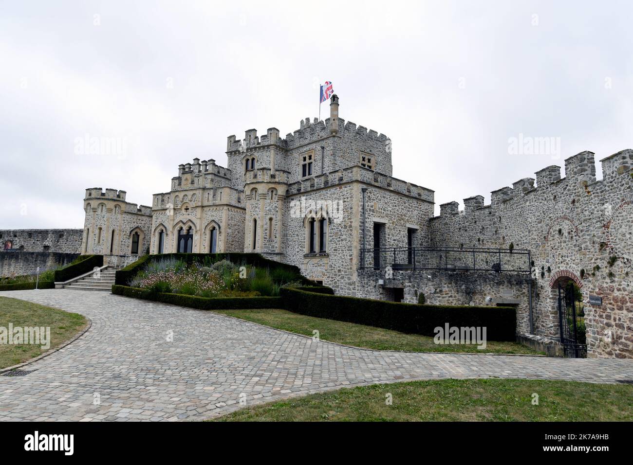 ©PHOTOPQR/VOIX DU NORD/1 ; 24/07/2020 ; Condette, le 24/07/2020, visite du Château d'Hardelot, centre culturel de l'Entente cordiale à Condette PHOTO ZACK AJILI LA VOIX DU NORD - Château de Hardelot, connu localement sous le nom de Château d'Hardelot, se trouve dans un champ à côté du village de Condette, dans le pas-de-Calais en France. Le château a été pris et repris plusieurs fois par les Français, les Anglais et les Bourguignons. Au 17th siècle, le Cardinal Richelieu fit démonter le château de Hardelot et le château devint une ferme. Banque D'Images