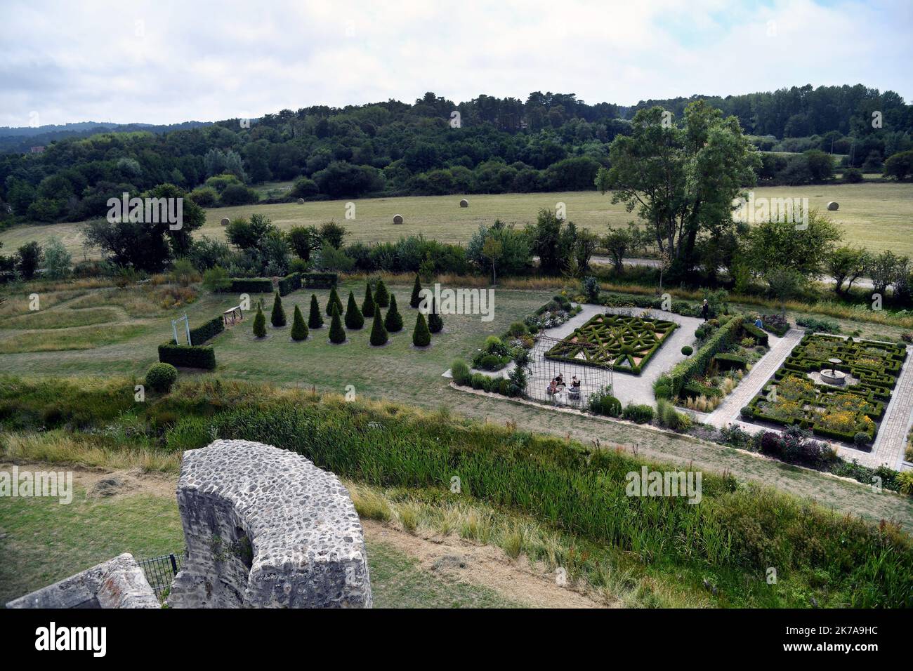 ©PHOTOPQR/VOIX DU NORD/1 ; 24/07/2020 ; Condette, le 24/07/2020, visite du Château d'Hardelot, centre culturel de l'Entente cordiale à Condette PHOTO ZACK AJILI LA VOIX DU NORD - Château de Hardelot, connu localement sous le nom de Château d'Hardelot, se trouve dans un champ à côté du village de Condette, dans le pas-de-Calais en France. Le château a été pris et repris plusieurs fois par les Français, les Anglais et les Bourguignons. Au 17th siècle, le Cardinal Richelieu fit démonter le château de Hardelot et le château devint une ferme. Banque D'Images