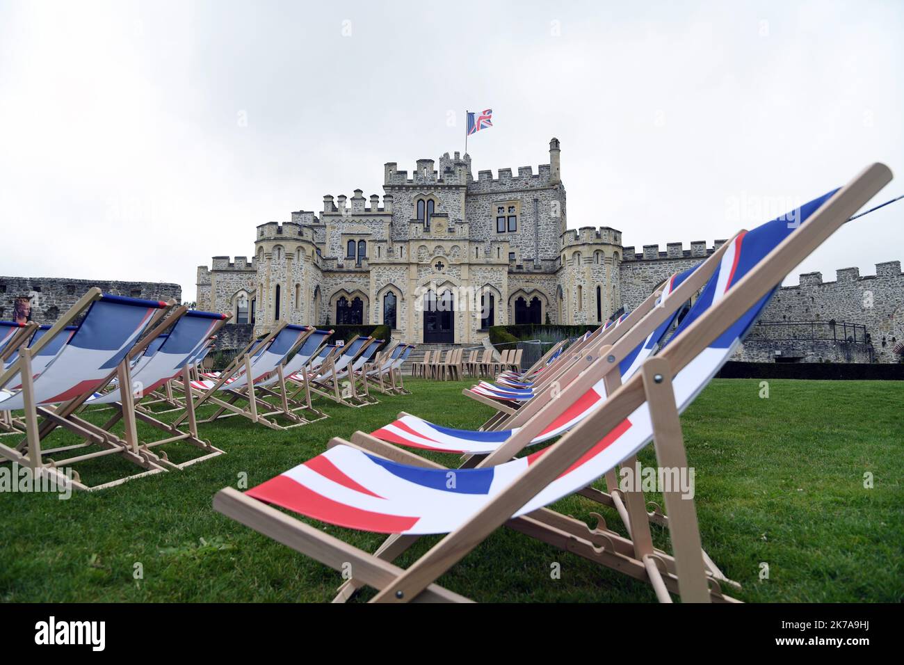 ©PHOTOPQR/VOIX DU NORD/1 ; 24/07/2020 ; Condette, le 24/07/2020, visite du Château d'Hardelot, centre culturel de l'Entente cordiale à Condette PHOTO ZACK AJILI LA VOIX DU NORD - Château de Hardelot, connu localement sous le nom de Château d'Hardelot, se trouve dans un champ à côté du village de Condette, dans le pas-de-Calais en France. Le château a été pris et repris plusieurs fois par les Français, les Anglais et les Bourguignons. Au 17th siècle, le Cardinal Richelieu fit démonter le château de Hardelot et le château devint une ferme. Banque D'Images