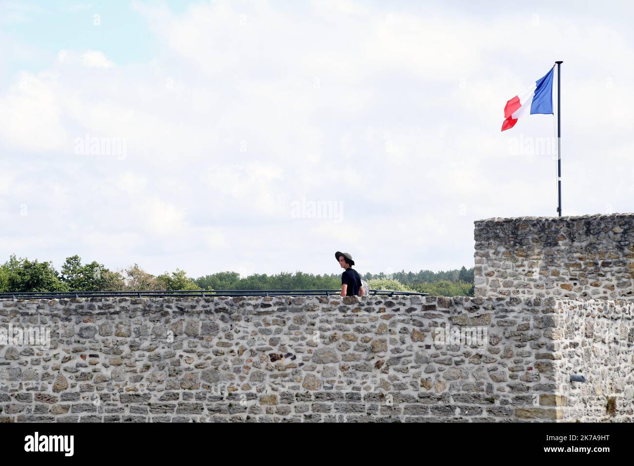 ©PHOTOPQR/VOIX DU NORD/1 ; 24/07/2020 ; Condette, le 24/07/2020, visite du Château d'Hardelot, centre culturel de l'Entente cordiale à Condette PHOTO ZACK AJILI LA VOIX DU NORD - Château de Hardelot, connu localement sous le nom de Château d'Hardelot, se trouve dans un champ à côté du village de Condette, dans le pas-de-Calais en France. Le château a été pris et repris plusieurs fois par les Français, les Anglais et les Bourguignons. Au 17th siècle, le Cardinal Richelieu fit démonter le château de Hardelot et le château devint une ferme. Banque D'Images