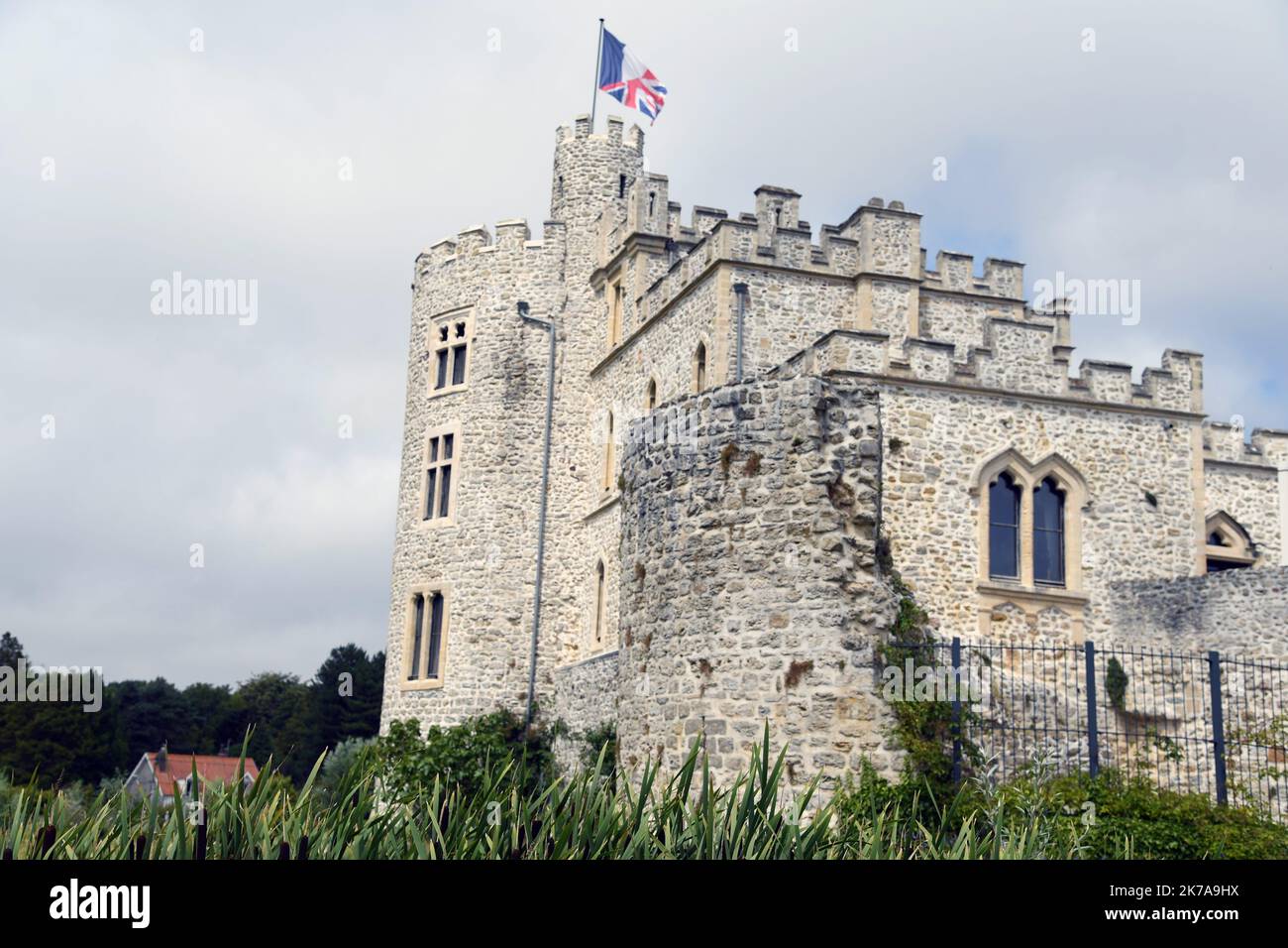 ©PHOTOPQR/VOIX DU NORD/1 ; 24/07/2020 ; Condette, le 24/07/2020, visite du Château d'Hardelot, centre culturel de l'Entente cordiale à Condette PHOTO ZACK AJILI LA VOIX DU NORD - Château de Hardelot, connu localement sous le nom de Château d'Hardelot, se trouve dans un champ à côté du village de Condette, dans le pas-de-Calais en France. Le château a été pris et repris plusieurs fois par les Français, les Anglais et les Bourguignons. Au 17th siècle, le Cardinal Richelieu fit démonter le château de Hardelot et le château devint une ferme. Banque D'Images