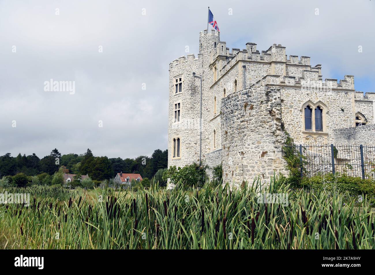 ©PHOTOPQR/VOIX DU NORD/1 ; 24/07/2020 ; Condette, le 24/07/2020, visite du Château d'Hardelot, centre culturel de l'Entente cordiale à Condette PHOTO ZACK AJILI LA VOIX DU NORD - Château de Hardelot, connu localement sous le nom de Château d'Hardelot, se trouve dans un champ à côté du village de Condette, dans le pas-de-Calais en France. Le château a été pris et repris plusieurs fois par les Français, les Anglais et les Bourguignons. Au 17th siècle, le Cardinal Richelieu fit démonter le château de Hardelot et le château devint une ferme. Banque D'Images