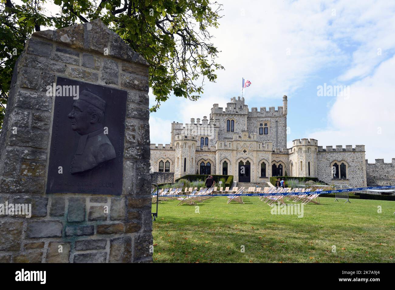 ©PHOTOPQR/VOIX DU NORD/1 ; 24/07/2020 ; Condette, le 24/07/2020, visite du Château d'Hardelot, centre culturel de l'Entente cordiale à Condette PHOTO ZACK AJILI LA VOIX DU NORD - Château de Hardelot, connu localement sous le nom de Château d'Hardelot, se trouve dans un champ à côté du village de Condette, dans le pas-de-Calais en France. Le château a été pris et repris plusieurs fois par les Français, les Anglais et les Bourguignons. Au 17th siècle, le Cardinal Richelieu fit démonter le château de Hardelot et le château devint une ferme. Banque D'Images