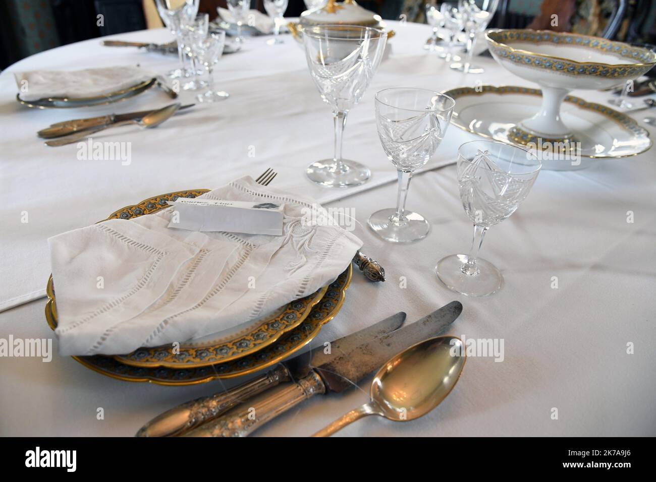 ©PHOTOPQR/VOIX DU NORD/1 ; 24/07/2020 ; Condette, le 24/07/2020, visite du Château d'Hardelot, centre culturel de l'Entente cordiale à Condette PHOTO ZACK AJILI LA VOIX DU NORD - Château de Hardelot, connu localement sous le nom de Château d'Hardelot, se trouve dans un champ à côté du village de Condette, dans le pas-de-Calais en France. Le château a été pris et repris plusieurs fois par les Français, les Anglais et les Bourguignons. Au 17th siècle, le Cardinal Richelieu fit démonter le château de Hardelot et le château devint une ferme. Banque D'Images