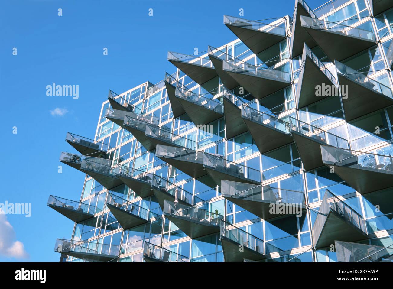 Copenhague, Danemark - septembre 2022 : Maisons VM avec balcons triangulaires modernes, conçues par JDS et Bjarke Ingels Group, quartier d'Orestad Banque D'Images