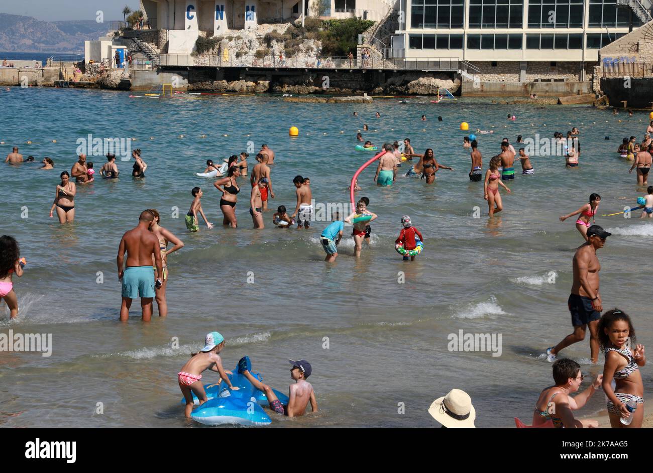 ©PHOTOPQR/LA PROVENCE/VALERIE VREL ; Marseille ; 26/07/2020 ; illustrations sur la présentation de la plage des Catalans, en plein de coeur de la ville de Marseille, une poche du mois de juillet 2020. - Marseille, France, juillet 26th 2020 - les gens apprécient les vacances ou le dimanche sur la plage Banque D'Images