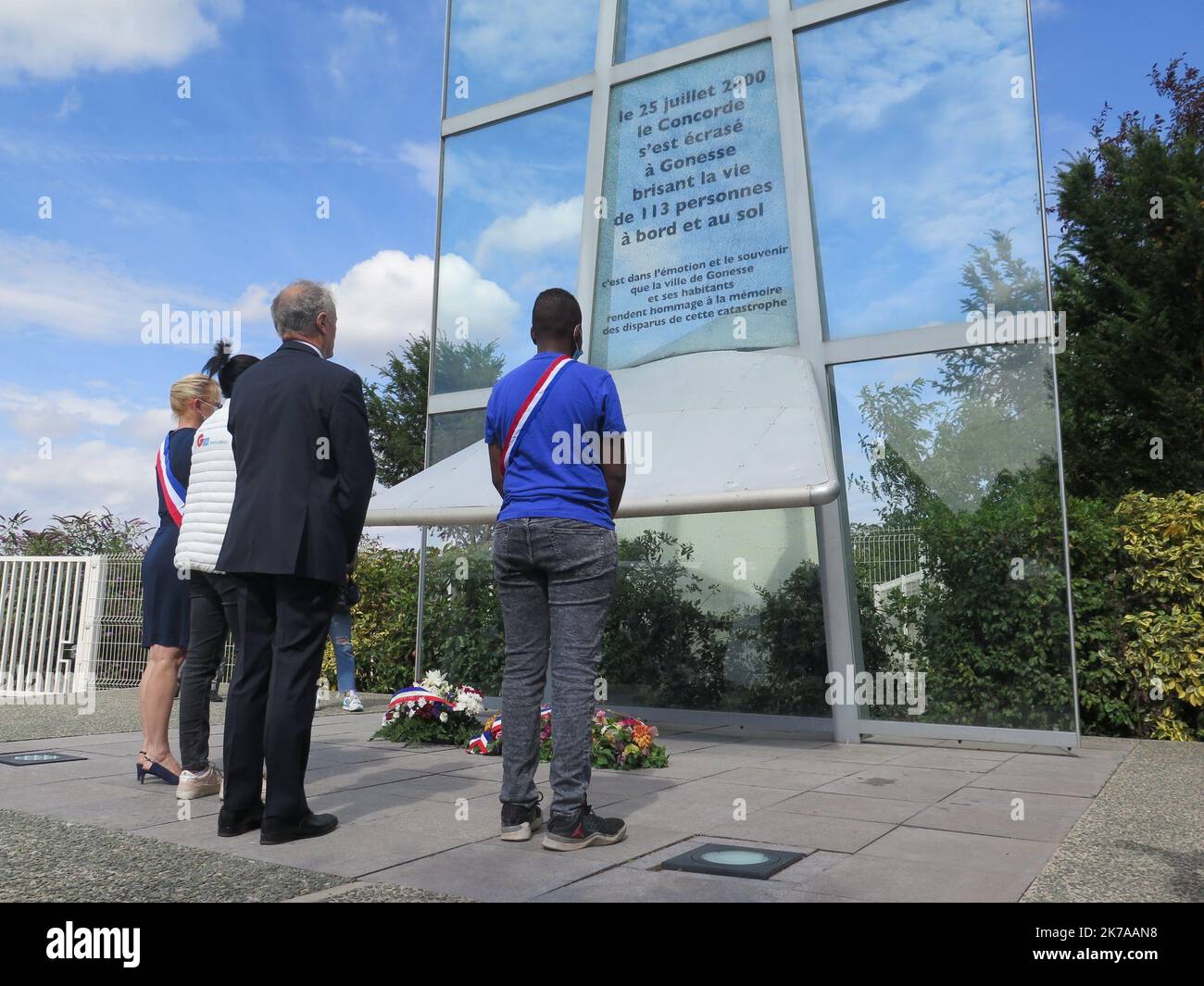 ©PHOTOPQR/LE PARISIEN/Marie PERSIDAT ; Gonesse ; 25/07/2020 ; la ville de Gonesse a organisé une cérémonie commémorative du 20e anniversaire du crash du Concorde ce samedi 25 juillet. Gonesse, France, 25 juillet 2020 - 20th anniversaire de l'écrasement de la Concorde vol 4590 d'Air France, vol d'un avion supersonique de la Concorde qui s'est écrasé à Gonesse, une banlieue de Paris, sur 25 juillet 2000. L'avion est descendu en flammes presque immédiatement après le décollage, tuant les 109 personnes à bord et 4 autres au sol. C'était le premier accident mortel d'un Concorde en 24 ans de service régulier de passagers. T Banque D'Images