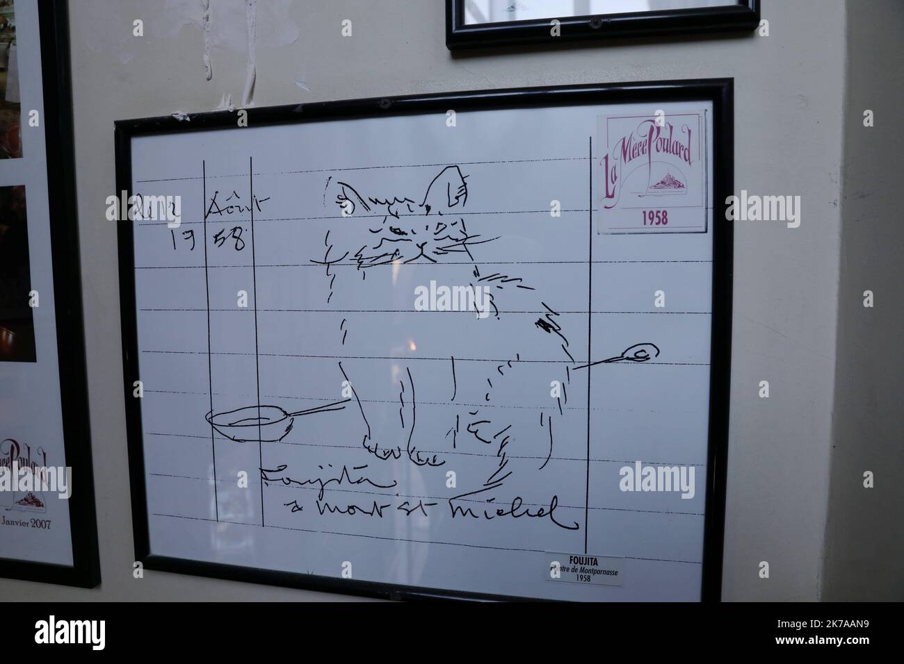 ©PHOTOPQR/LE PARISIEN/Guillaume Georges ; Mont-Saint-Michel ; 20/07/2020 ; le Mont-Saint-Michel (Manche), lundi 20 juillet 2020. Economie. Série d'été sur les restaurants mythiques. Photo: Restaurant 'la mère Poulard', célèbre pour son omelette. Photo: le restaurant affiche sur ses murs les produits mangeur. - Mont Saint Michel, France, juillet 20th 2020 - caractéristiques d'un des restaurants les plus célèbres de France : le simple Poudlard situé sur le Mont Saint Michel Banque D'Images