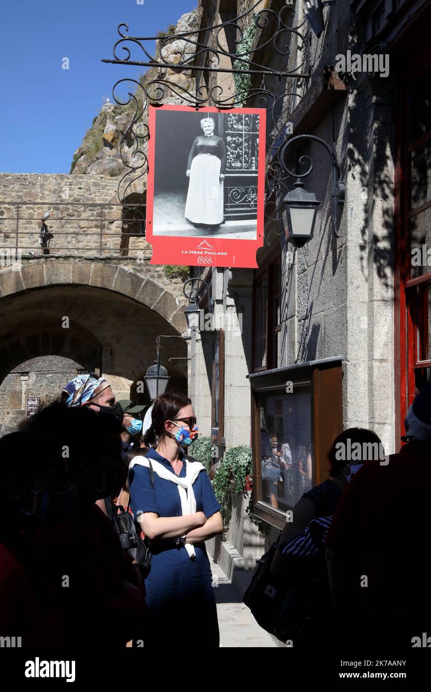 ©PHOTOPQR/LE PARISIEN/Guillaume Georges ; Mont-Saint-Michel ; 20/07/2020 ; le Mont-Saint-Michel (Manche), lundi 20 juillet 2020. Economie. Série d'été sur les restaurants mythiques. Photo: Restaurant 'la mère Poulard', célèbre pour son omelette - Mont Saint Michel, France, juillet 20th 2020 - caractéristiques d'un des restaurants les plus célèbres de France : le Mere Poudlard situé sur le Mont Saint Michel Banque D'Images