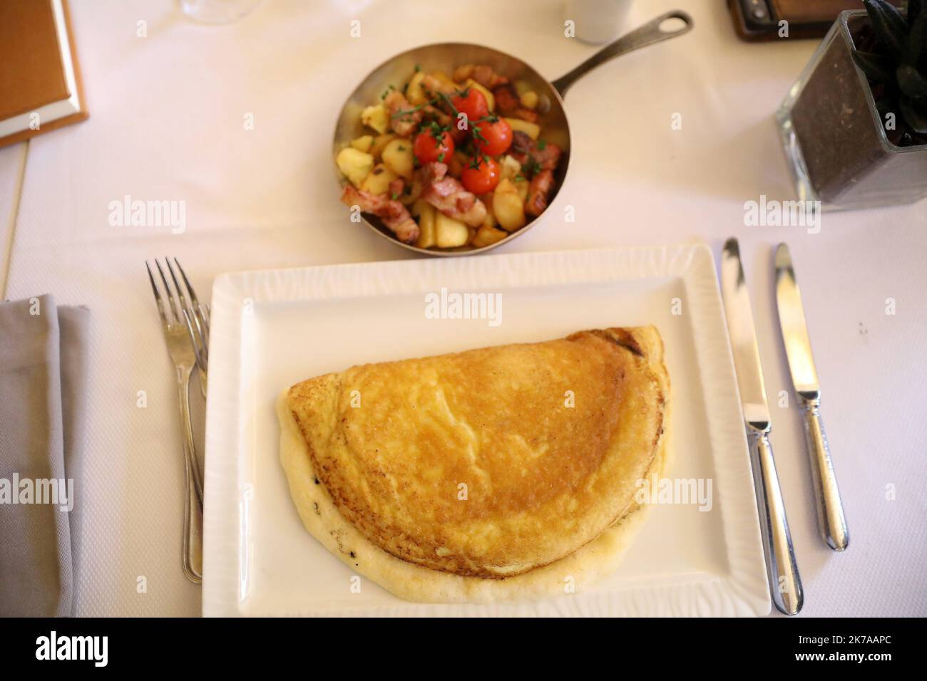 ©PHOTOPQR/LE PARISIEN/Guillaume Georges ; Mont-Saint-Michel ; 20/07/2020 ; le Mont-Saint-Michel (Manche), lundi 20 juillet 2020. Economie. Série d'été sur les restaurants mythiques. Photo: Restaurant 'la mère Poulard', célèbre pour son omelette - Mont Saint Michel, France, juillet 20th 2020 - caractéristiques d'un des restaurants les plus célèbres de France : le Mere Poudlard situé sur le Mont Saint Michel Banque D'Images
