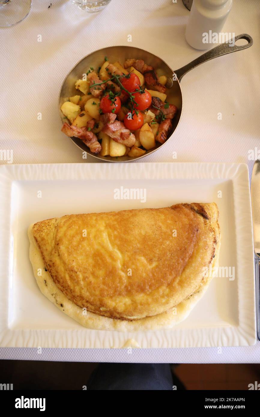 ©PHOTOPQR/LE PARISIEN/Guillaume Georges ; Mont-Saint-Michel ; 20/07/2020 ; le Mont-Saint-Michel (Manche), lundi 20 juillet 2020. Economie. Série d'été sur les restaurants mythiques. Photo: Restaurant 'la mère Poulard', célèbre pour son omelette - Mont Saint Michel, France, juillet 20th 2020 - caractéristiques d'un des restaurants les plus célèbres de France : le Mere Poudlard situé sur le Mont Saint Michel Banque D'Images